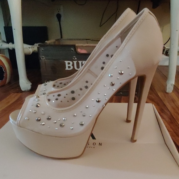 Awesome heels with studs - Picture 3 of 7